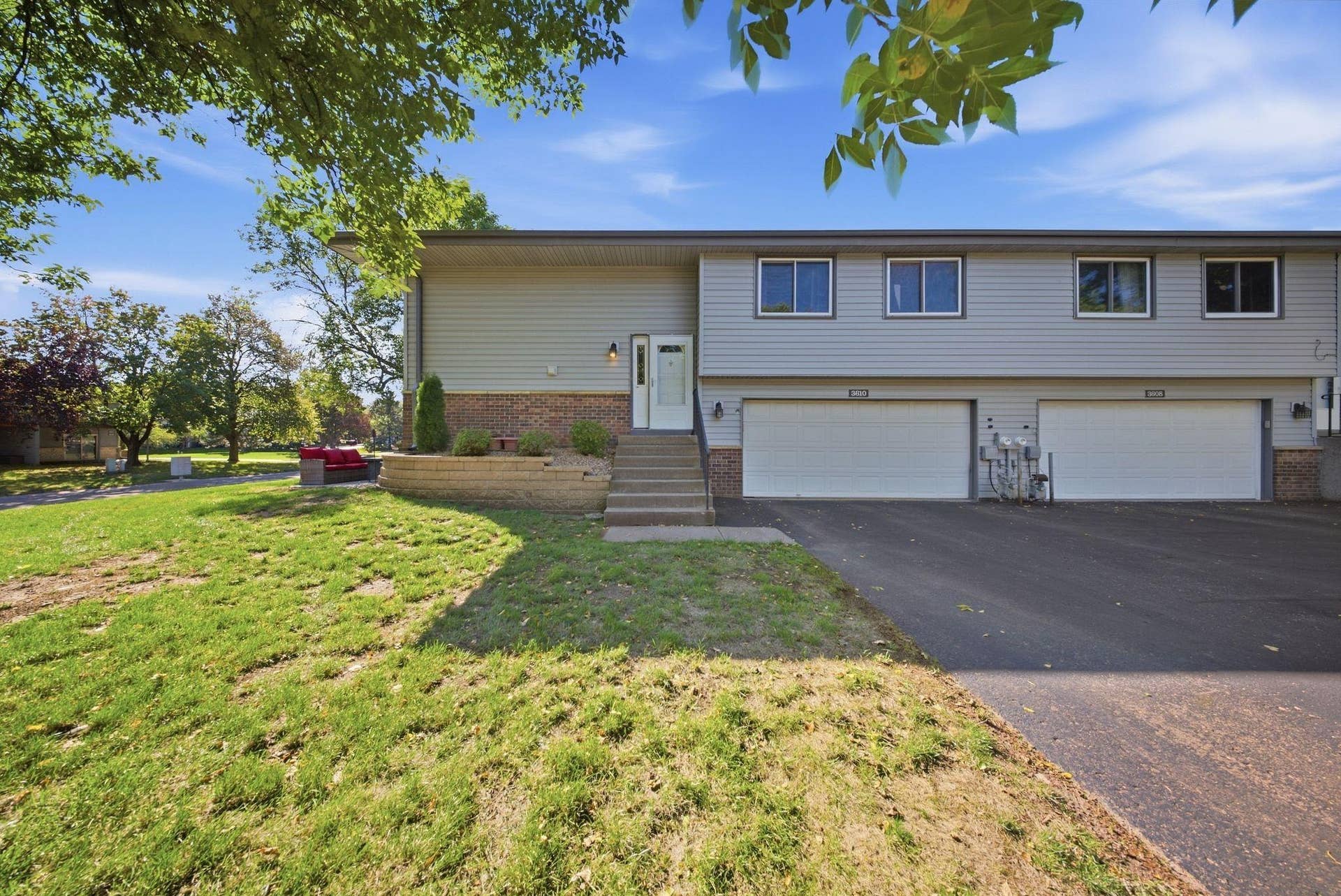 3610 Avon Court, Woodbury, MN 55125 Comfortable, inviting, and designed for easy everyday living, this charming 2 bed, 2 bath end-unit townhome offers a functional layout with plenty of room to settle in. Situated in an inviting neighborhood near parks, lakes, trails, and I-494.