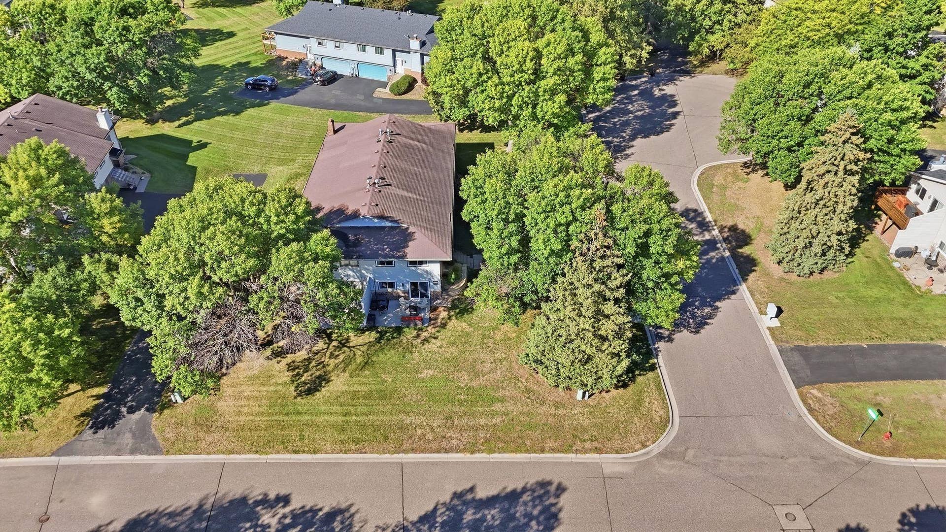 3610 Avon Court, Woodbury, MN 55125 Updates include the furnace, water heater, smart thermostat, washer and dryer, plus a Level 2 EV charger in the 2-car garage for added convenience.
