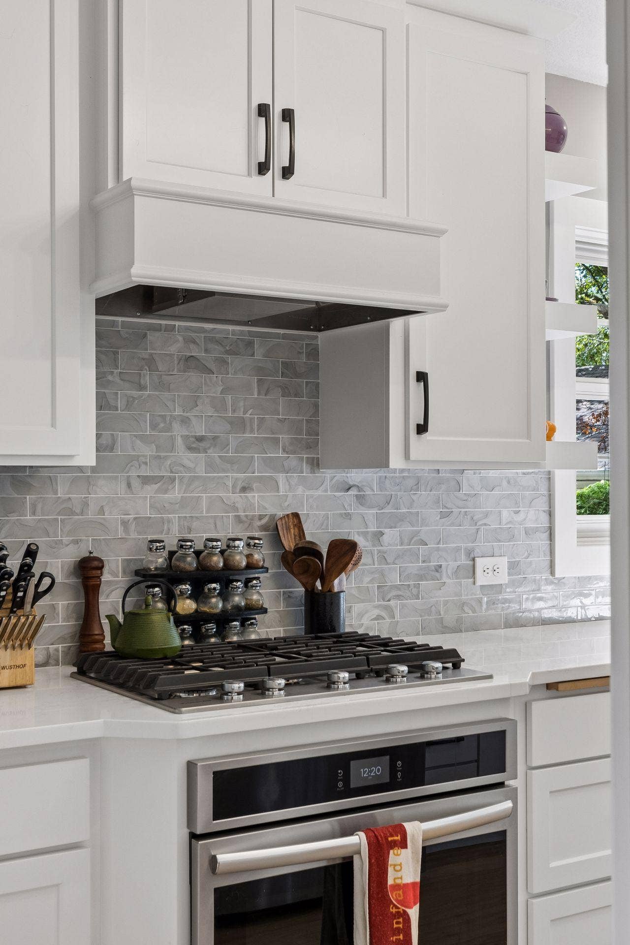 730 County Road B2 W, Roseville, MN 55113 Gas cooktop