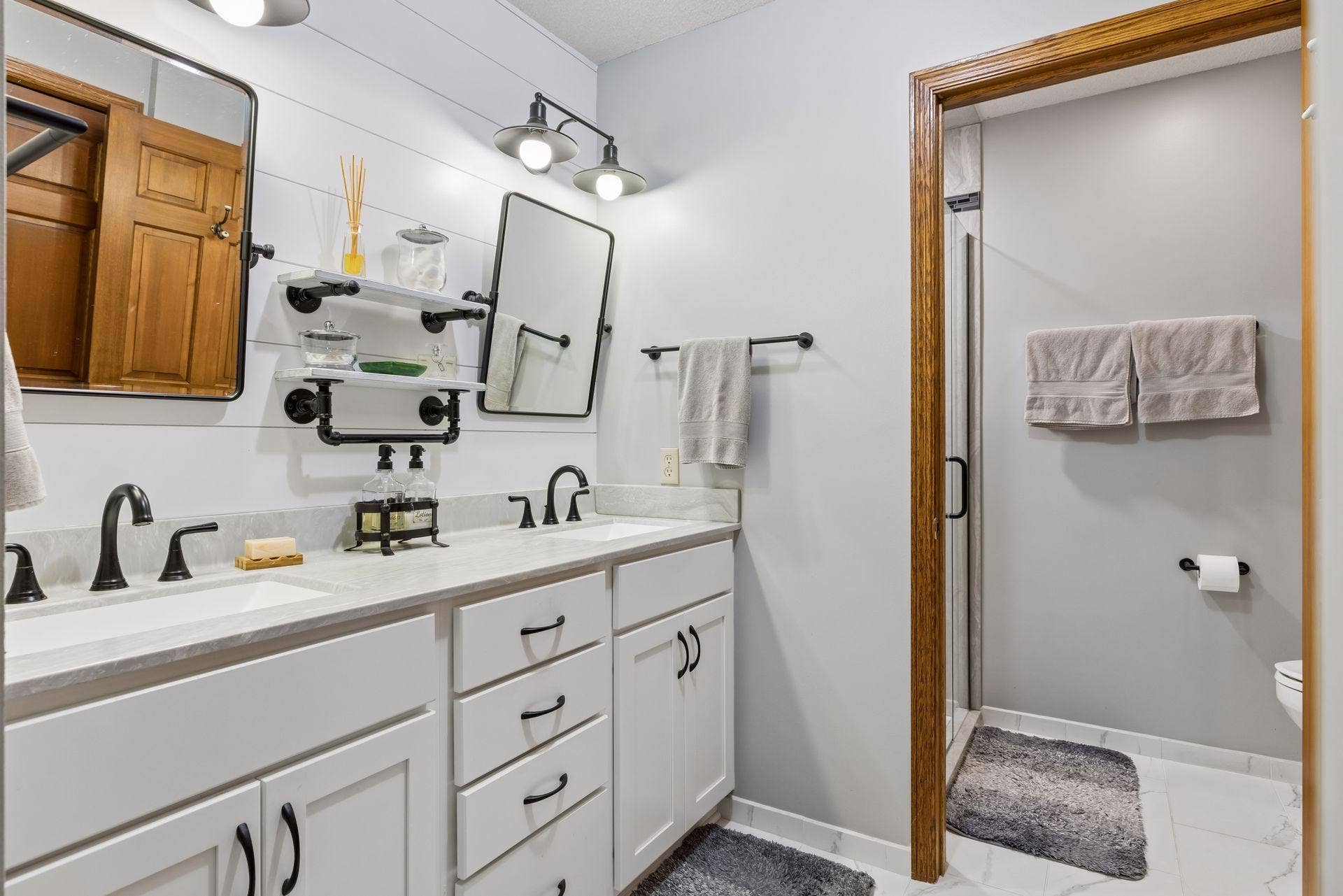 730 County Road B2 W, Roseville, MN 55113 Primary Bath