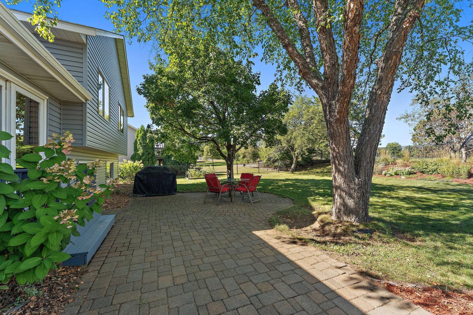 9056 Sequoia Road, Woodbury, MN 55125 9056 Sequoia Road, Woodbury, MN 55125