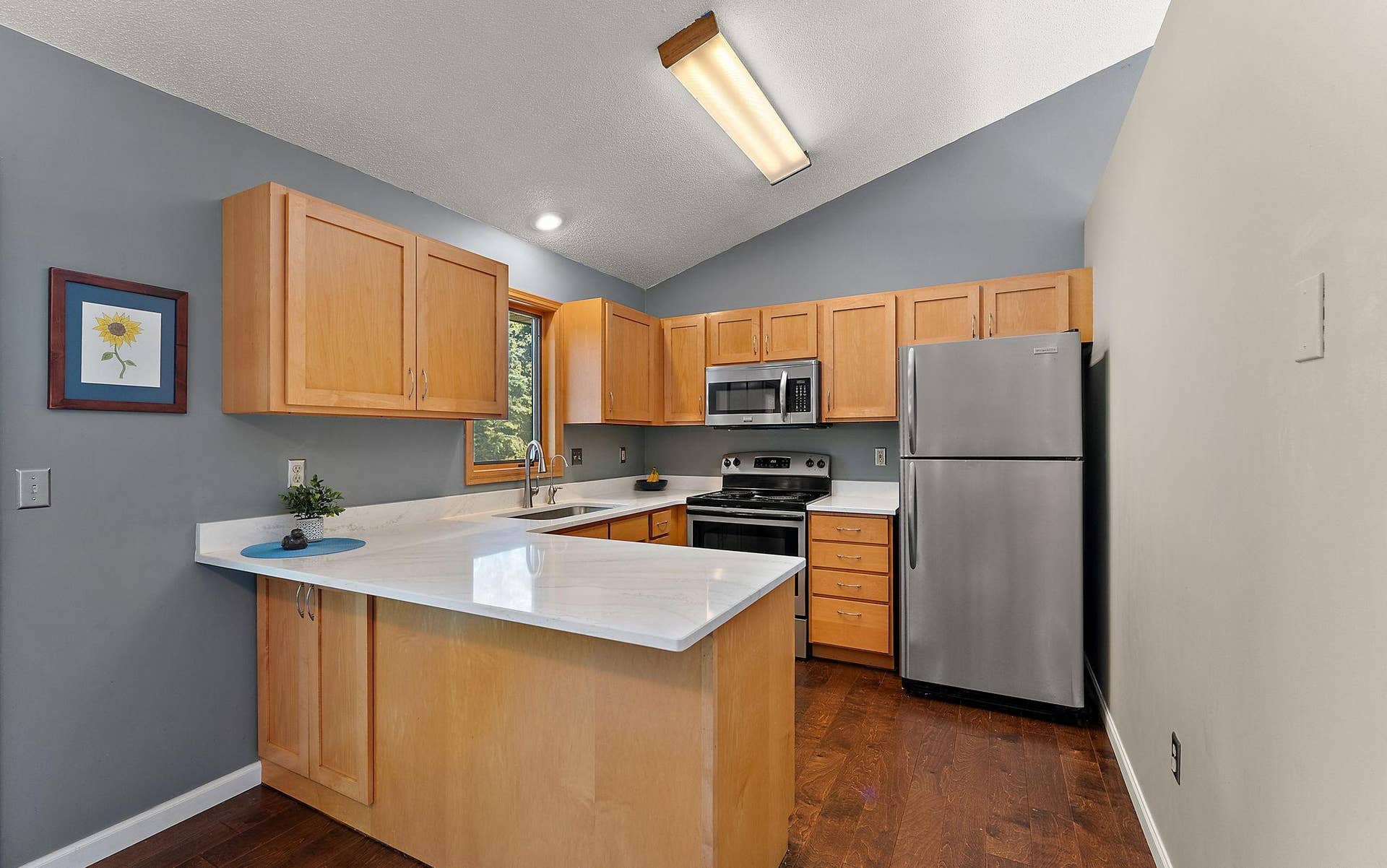 9056 Sequoia Road, Woodbury, MN 55125 9056 Sequoia Road, Woodbury, MN 55125