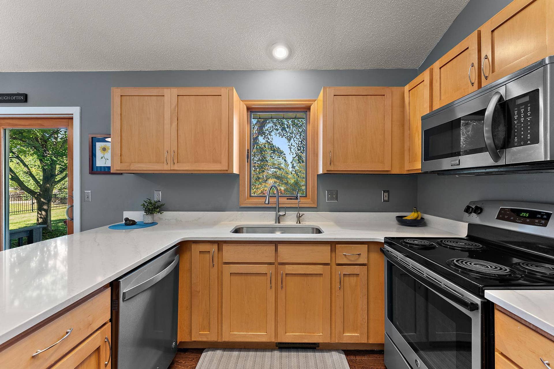 9056 Sequoia Road, Woodbury, MN 55125 9056 Sequoia Road, Woodbury, MN 55125