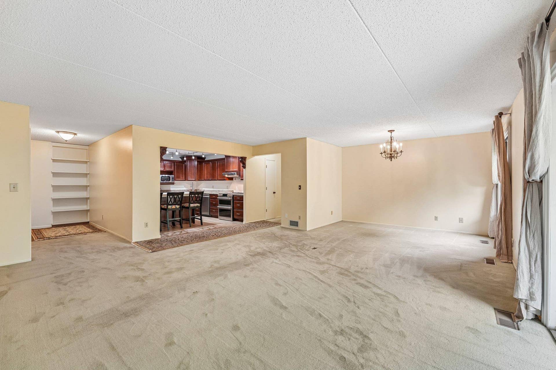 2445 Londin Lane E, #202, Maplewood, MN 55119 9-web-or-mls-Londin Ln E-S1508-007.jpg