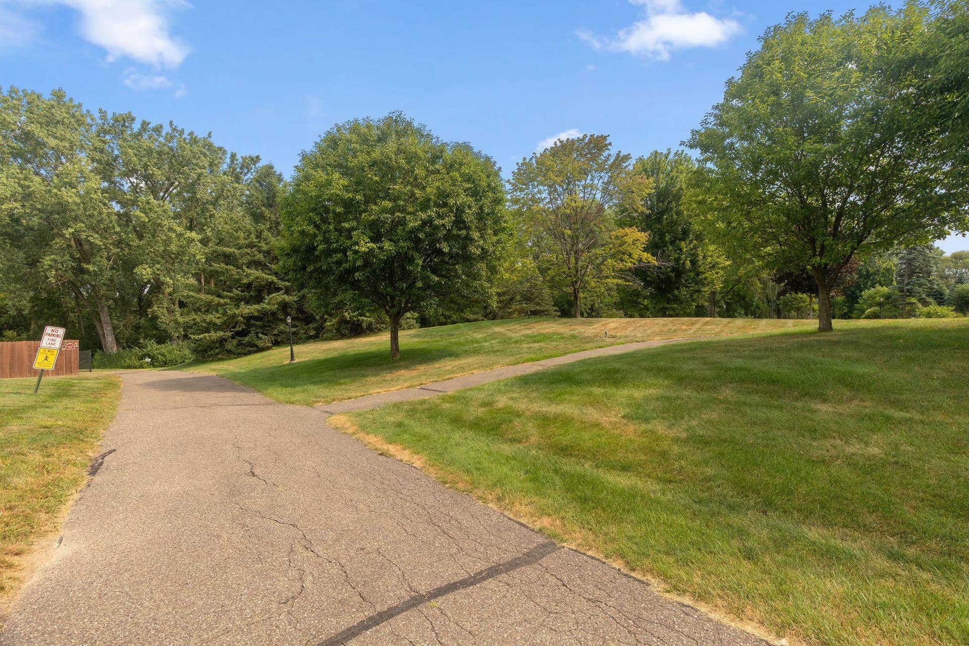 2445 Londin Lane E, #202, Maplewood, MN 55119 8_08.jpg
