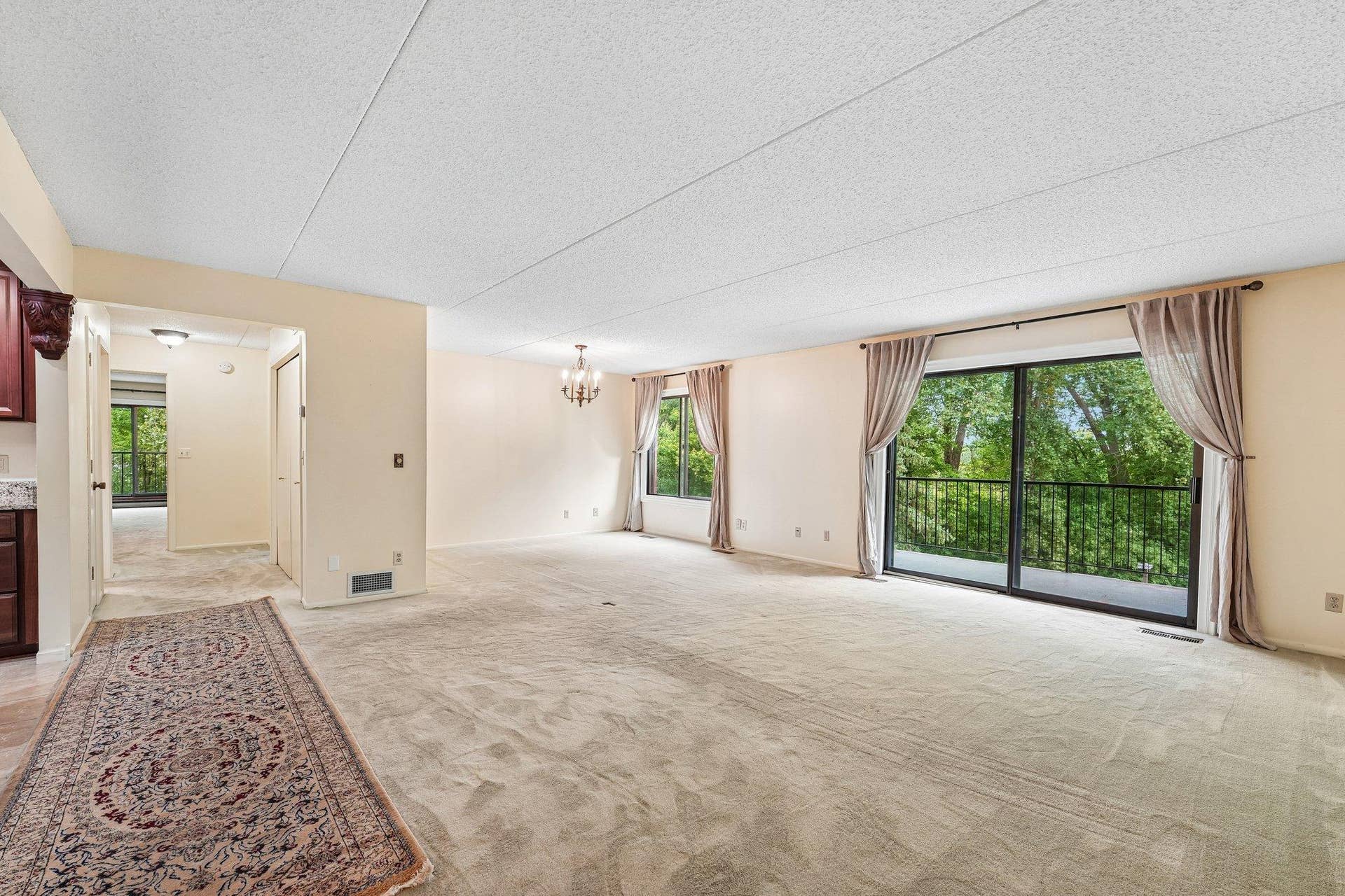 2445 Londin Lane E, #202, Maplewood, MN 55119 5-web-or-mls-Londin Ln E-S1508-005.jpg