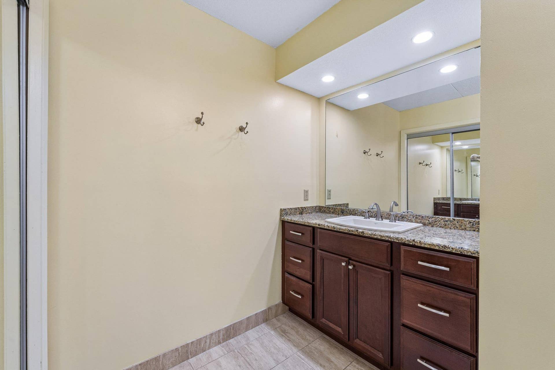 2445 Londin Lane E, #202, Maplewood, MN 55119 27-web-or-mls-Londin Ln E-S1508-021.jpg