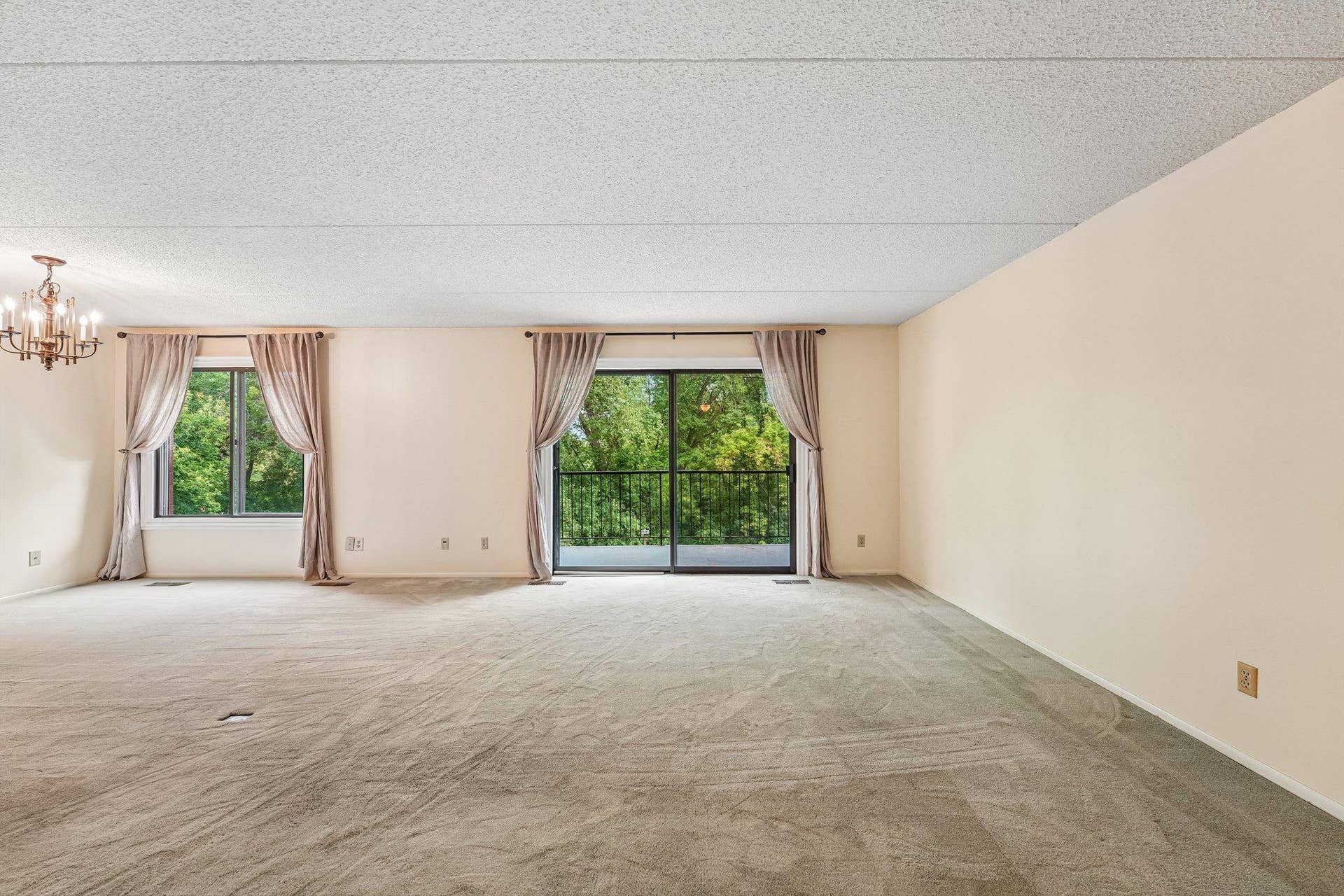 2445 Londin Lane E, #202, Maplewood, MN 55119 6-web-or-mls-Londin Ln E-S1508-006.jpg
