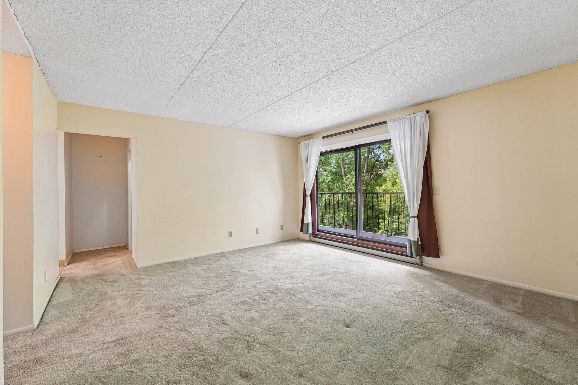 2445 Londin Lane E, #202, Maplewood, MN 55119 22-web-or-mls-Londin Ln E-S1508-018.jpg