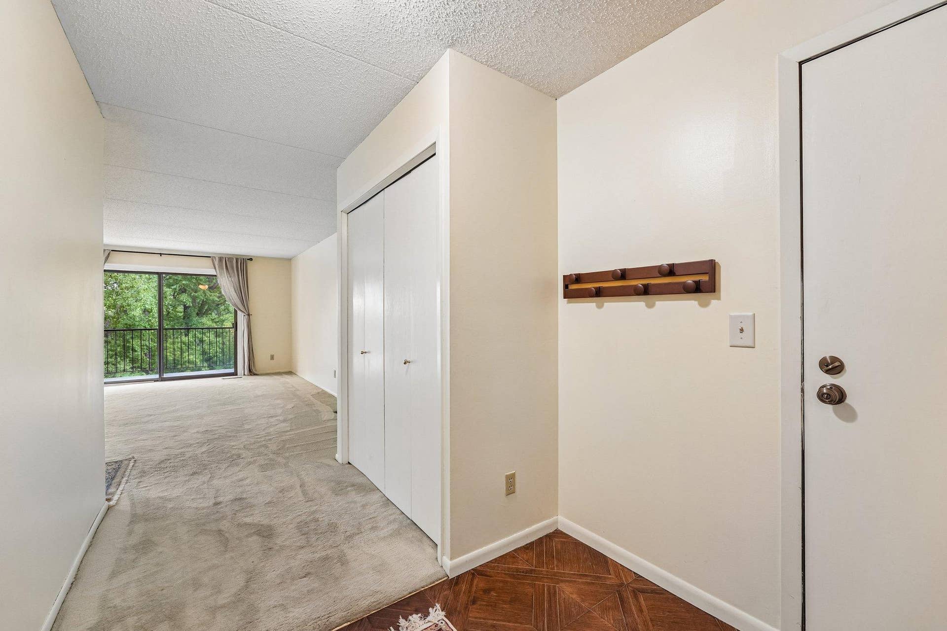 2445 Londin Lane E, #202, Maplewood, MN 55119 4-web-or-mls-Londin Ln E-S1508-004.jpg