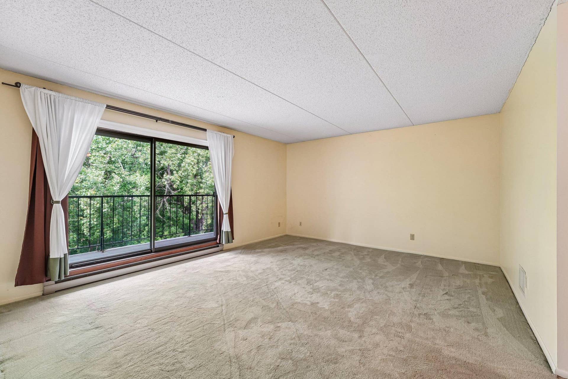 2445 Londin Lane E, #202, Maplewood, MN 55119 26-web-or-mls-Londin Ln E-S1508-020.jpg