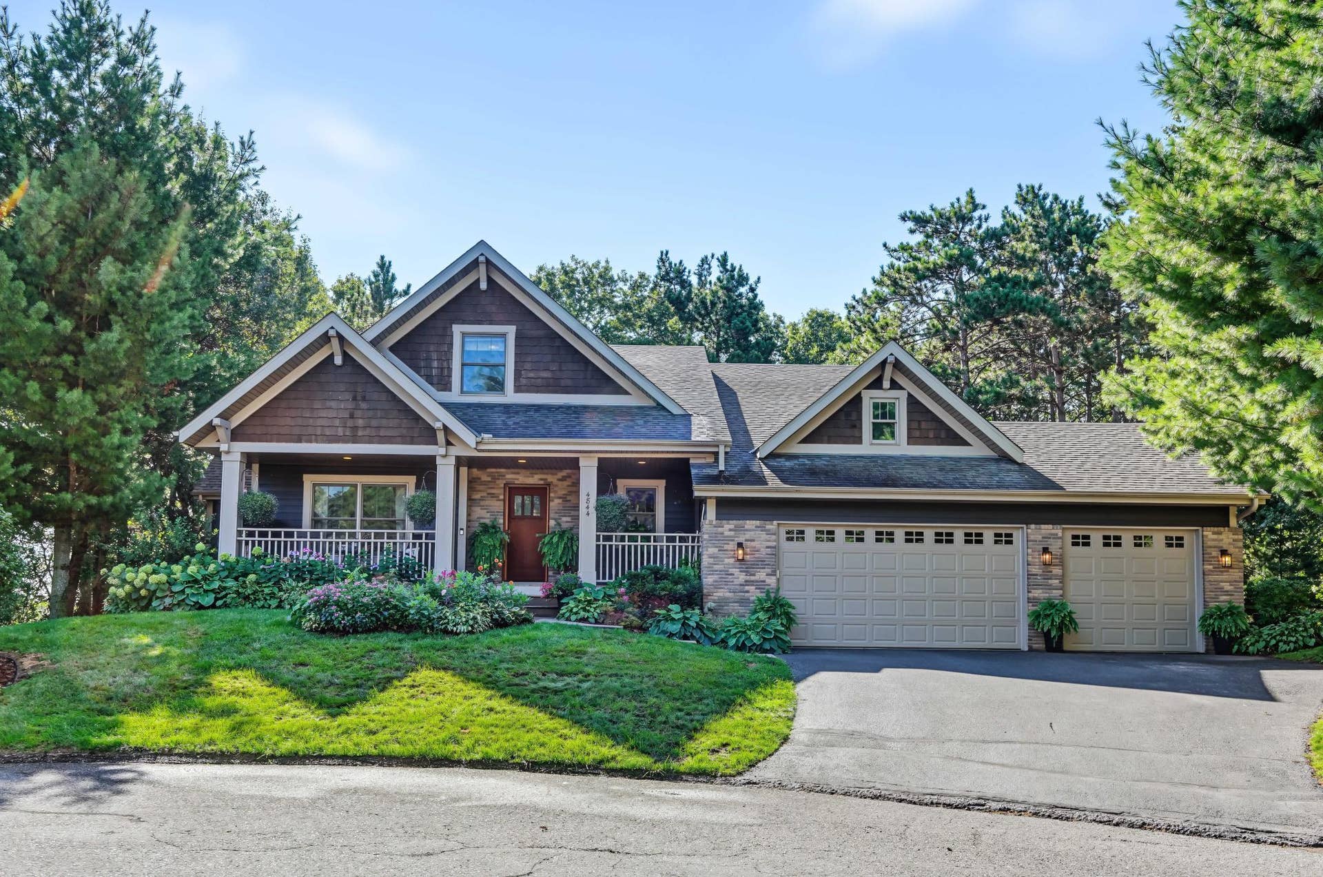 4844 Pinecroft Court N, Stillwater, MN 55082 Welcome to 4844 Pinecroft Court N!