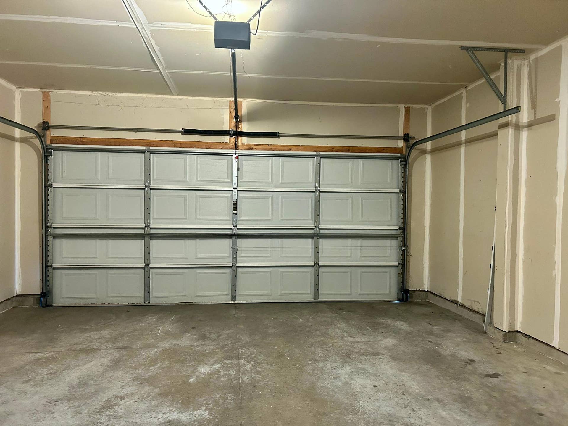 18092 69th Place N, Maple Grove, MN 55311 Large two car garage
