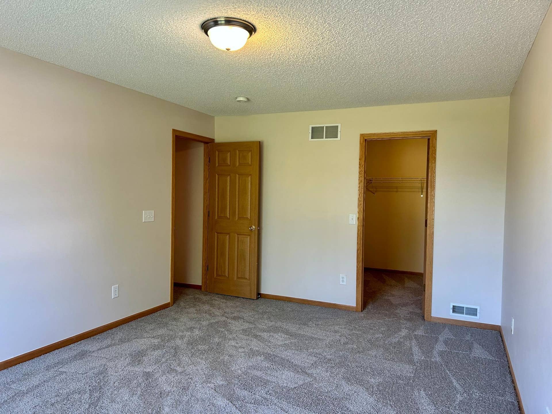 18092 69th Place N, Maple Grove, MN 55311 Main bedroom with walk-in closet