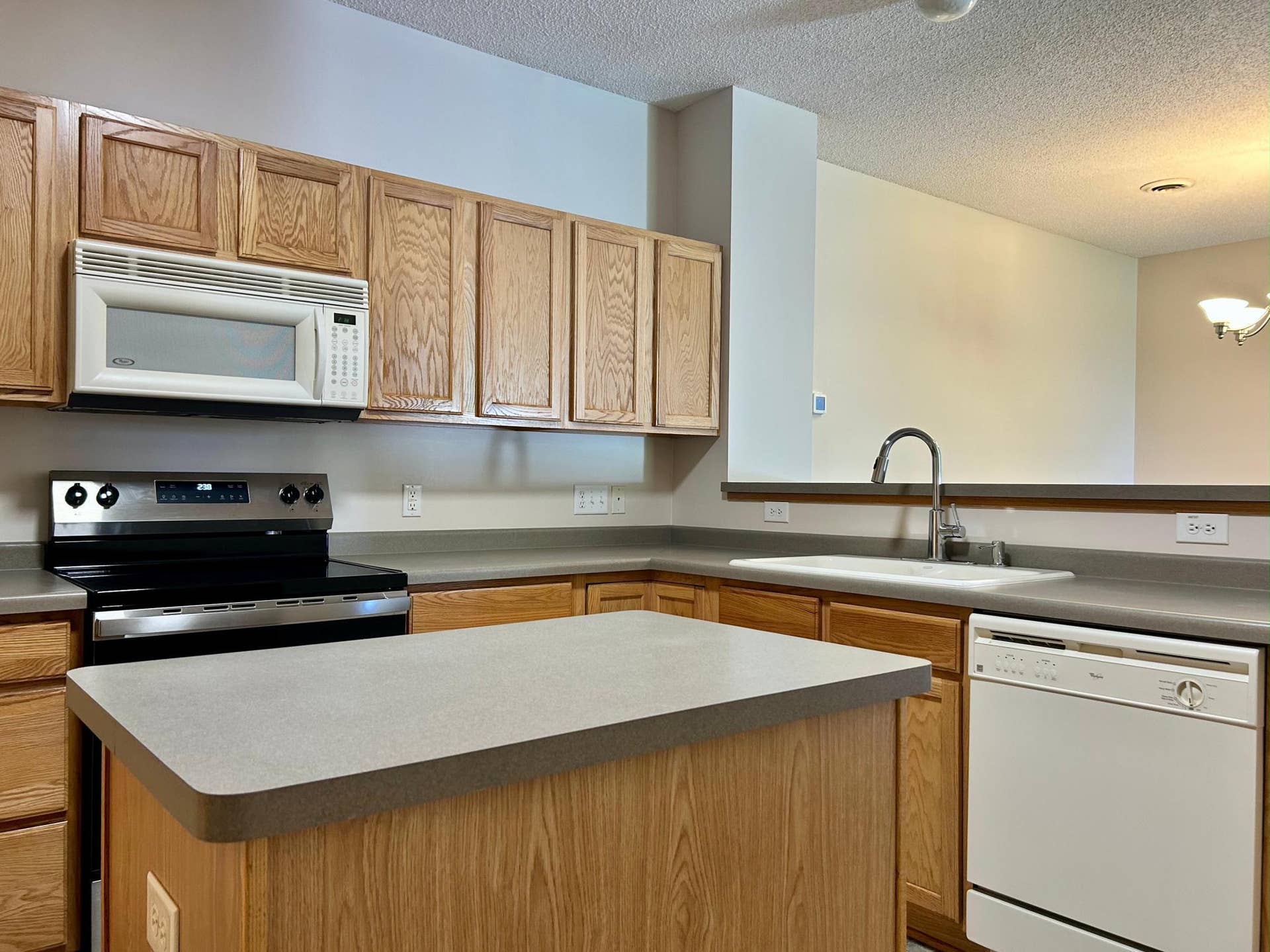 18092 69th Place N, Maple Grove, MN 55311 New Flattop Stove