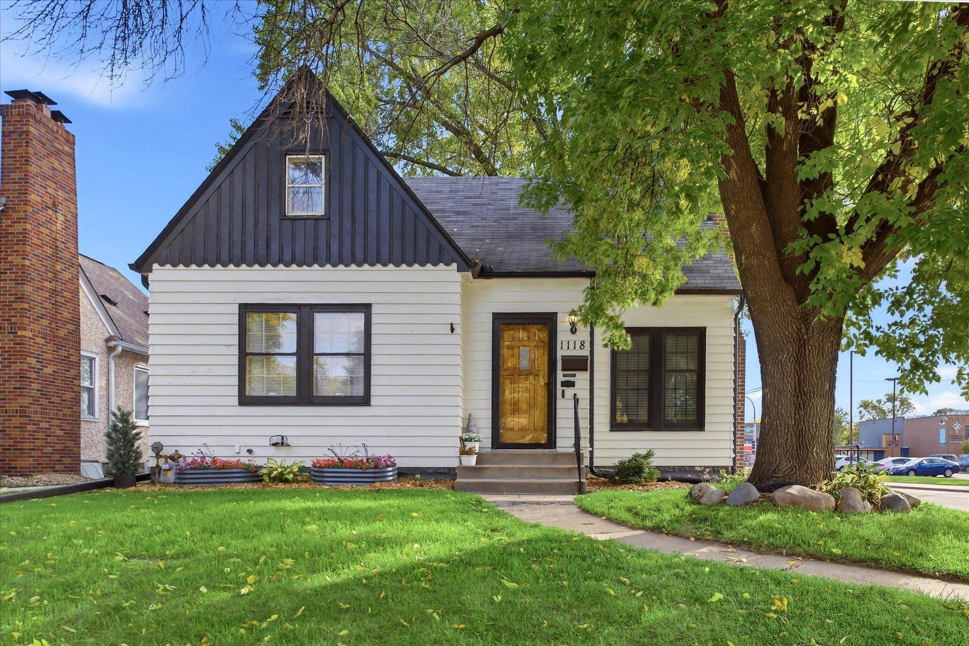 1118 Livingston Avenue, West Saint Paul, MN 55118 Welcome home to this charming 1 1/2 story in a fantastic West St. Paul location!