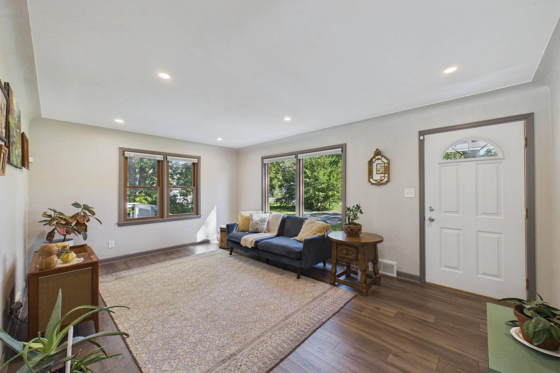 2359 Victoria Street N, Roseville, MN 55113 Spacious Family Room with Large Front-Facing Windows & Welcoming Entry