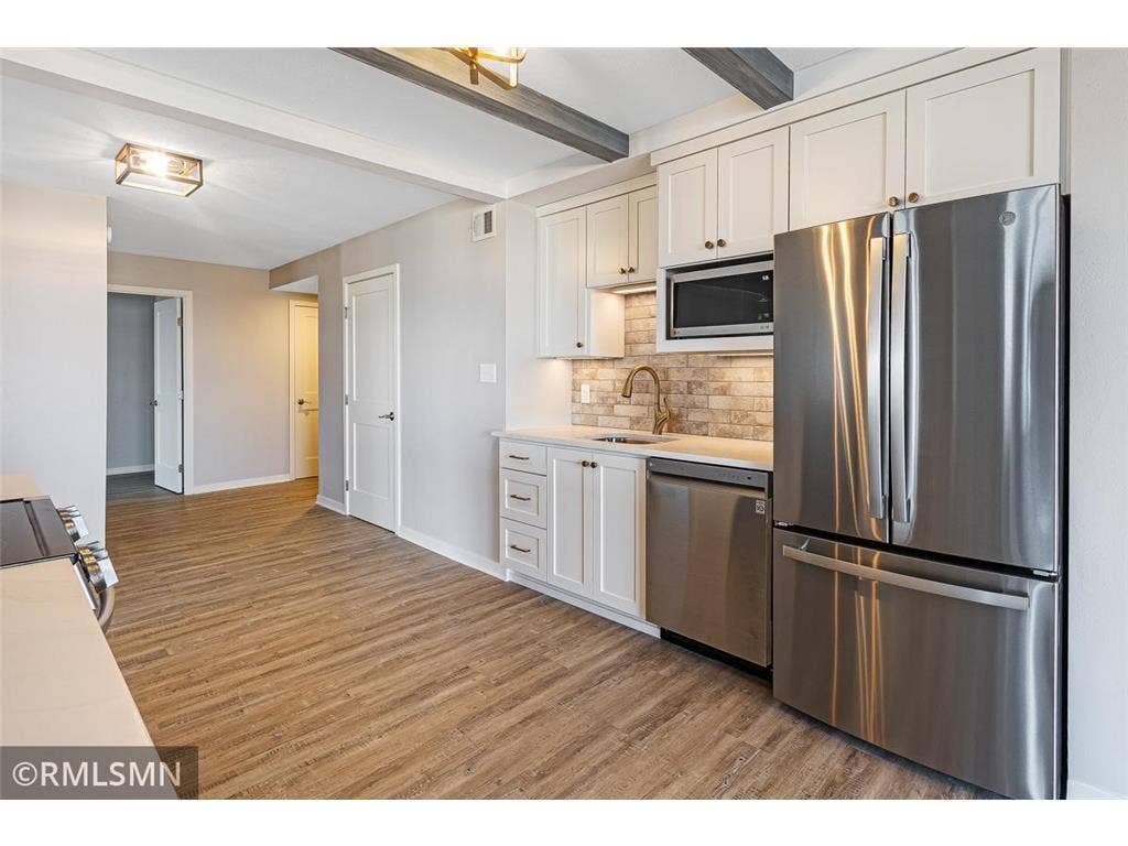 400 Groveland Avenue, #2313, 45, Minneapolis, MN 55403 Summit House 2313 kitchen.jpeg