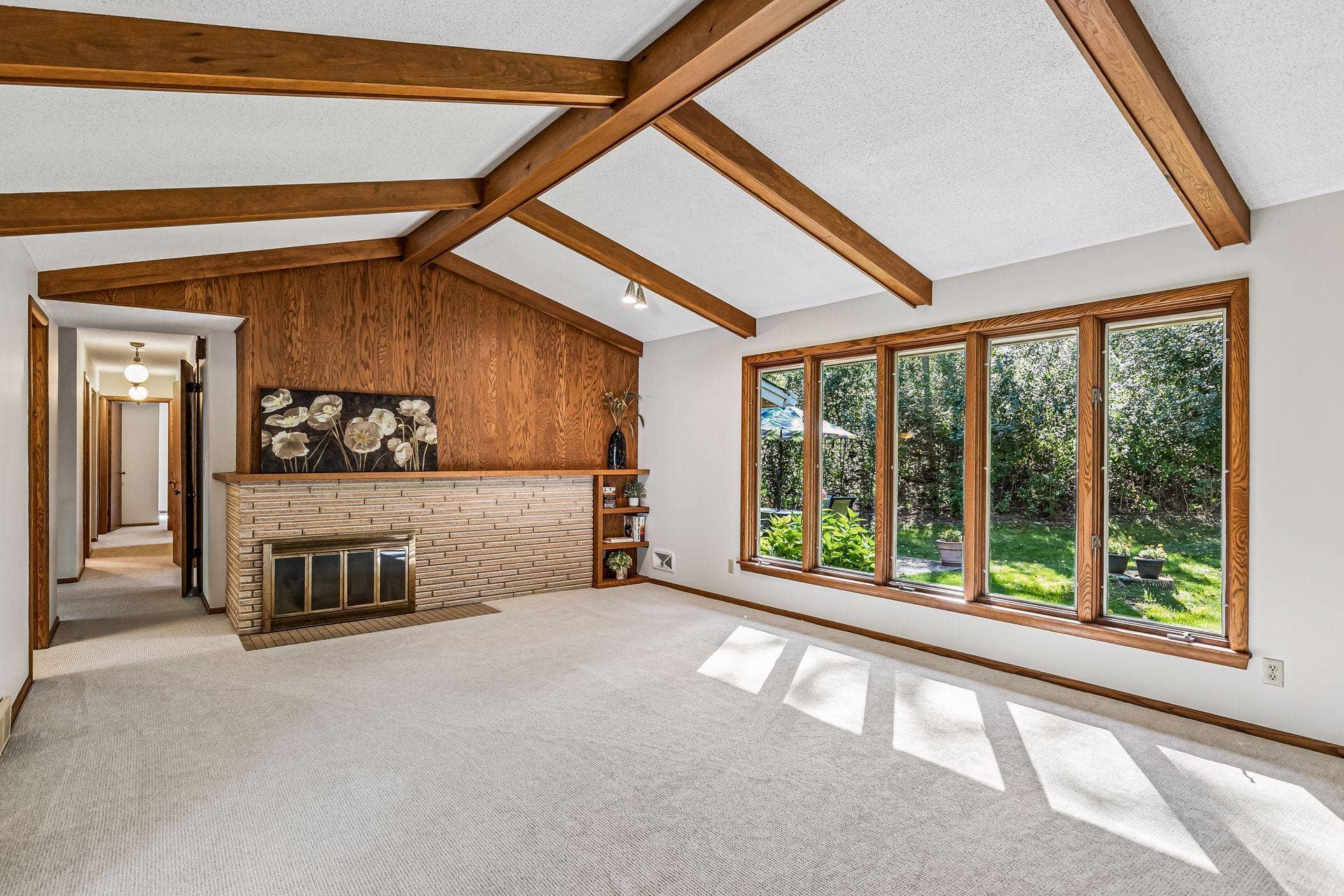 2931 Cedar Knoll Court, Minnetonka, MN 55305 Fresh paint and carpet provide a neutral palette for your decorating.