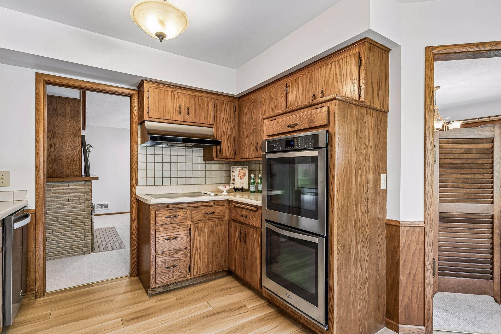2931 Cedar Knoll Court, Minnetonka, MN 55305 The double-oven is ideal when entertaining!
