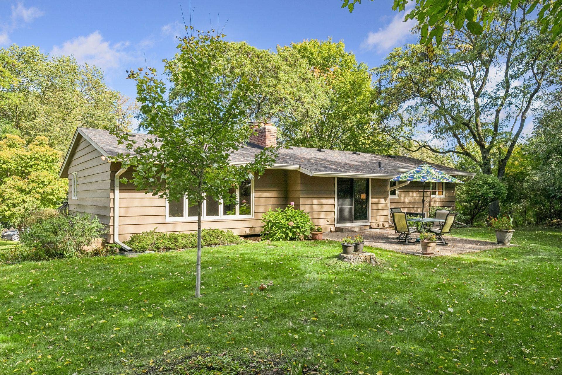 2931 Cedar Knoll Court, Minnetonka, MN 55305 Spacious backyard for relaxing or yard games!