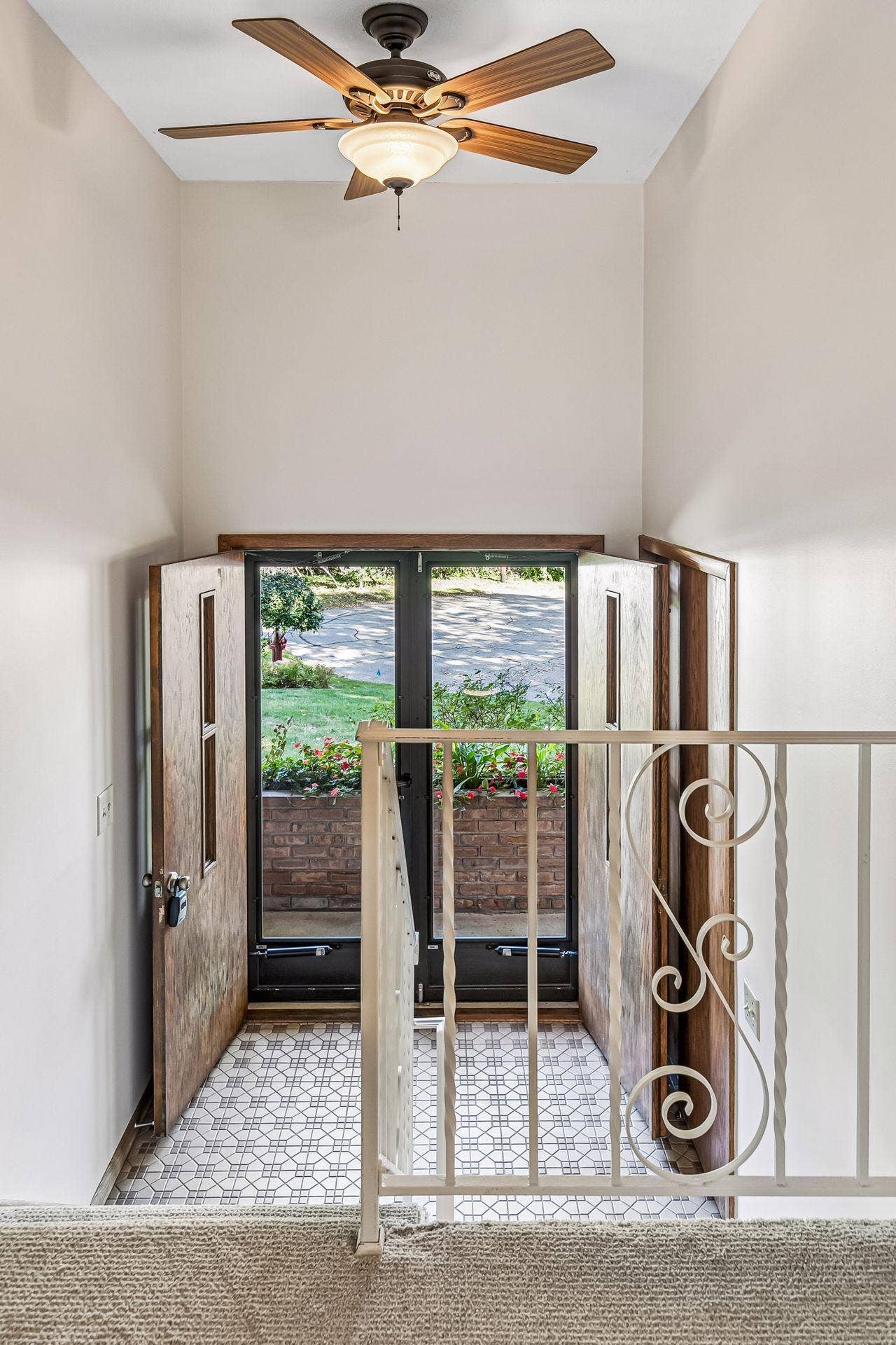 2931 Cedar Knoll Court, Minnetonka, MN 55305 Welcome your guests through the double doors!