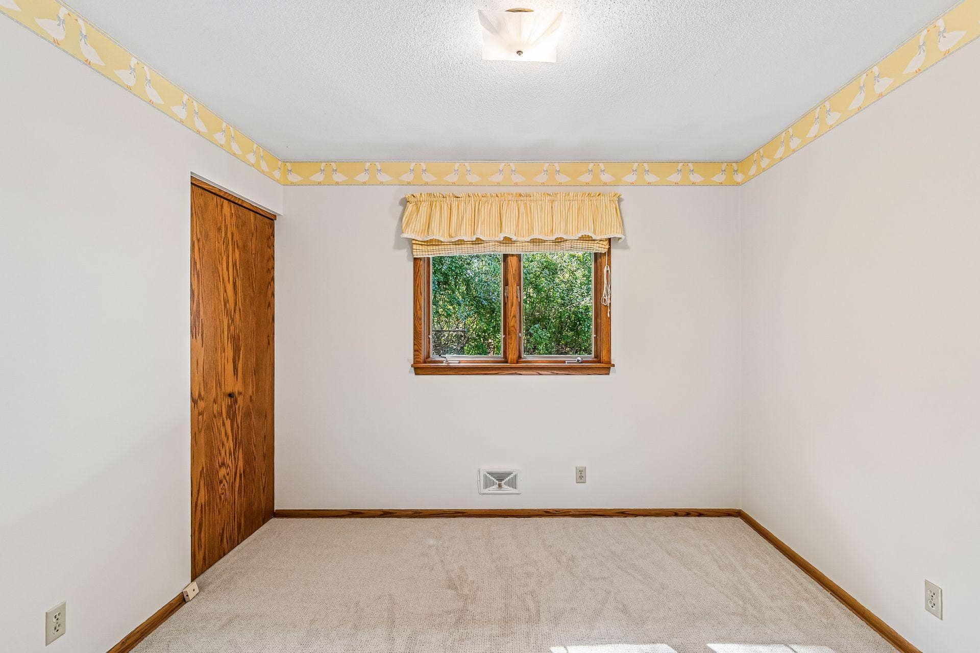 2931 Cedar Knoll Court, Minnetonka, MN 55305 Bedroom #3 without virtual staging.