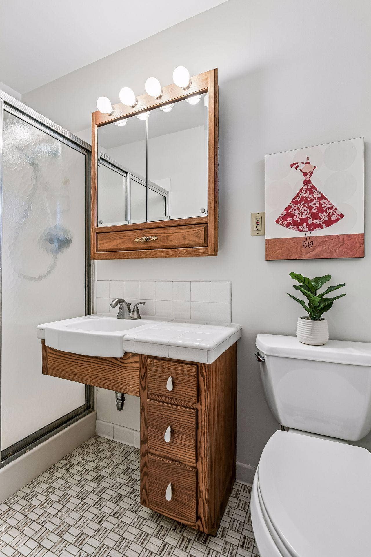 2931 Cedar Knoll Court, Minnetonka, MN 55305 Sweet 3/4 Primary Bathroom.