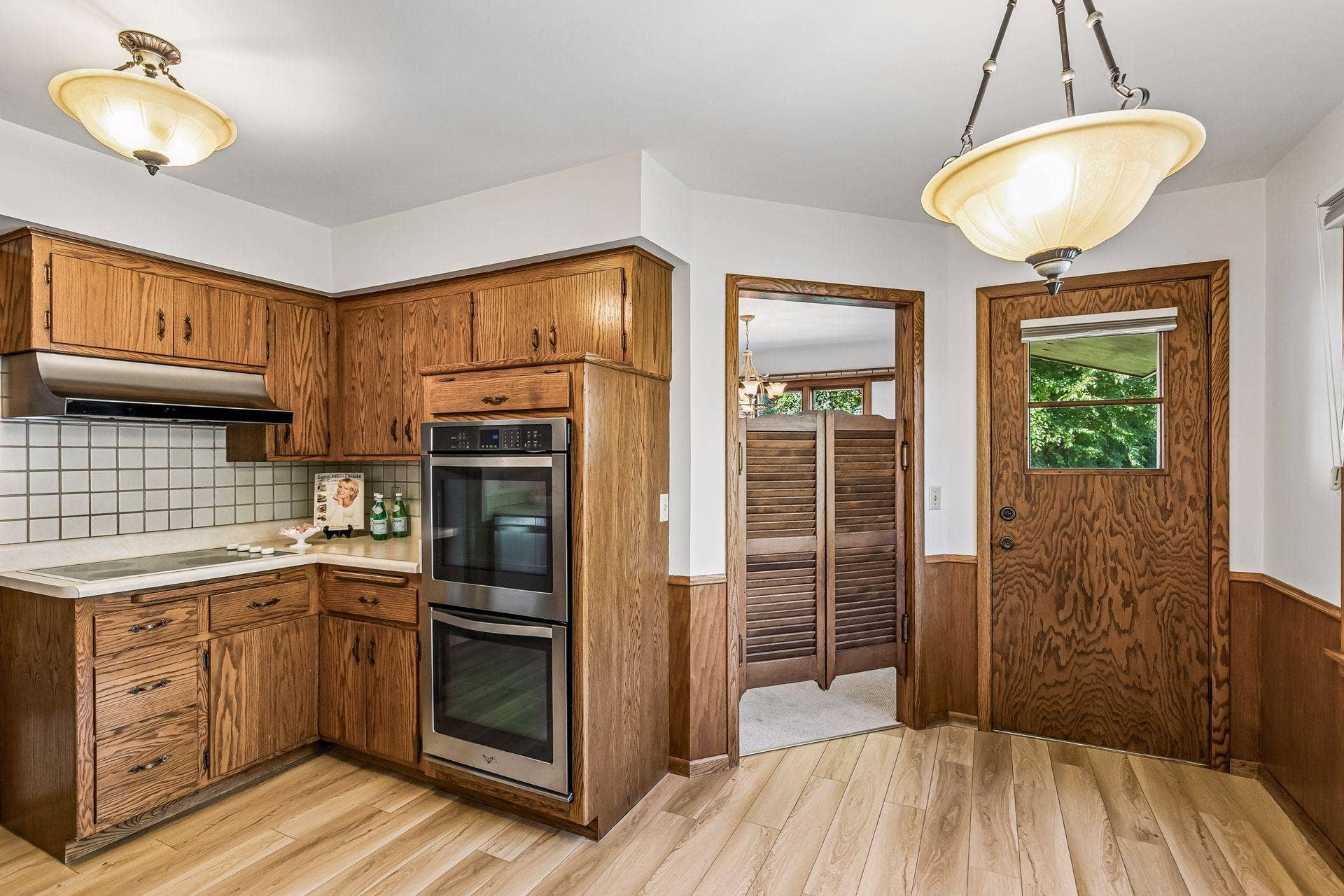 2931 Cedar Knoll Court, Minnetonka, MN 55305 Check out the unique swinging "Saloon Doors" between kitchen and dining room!