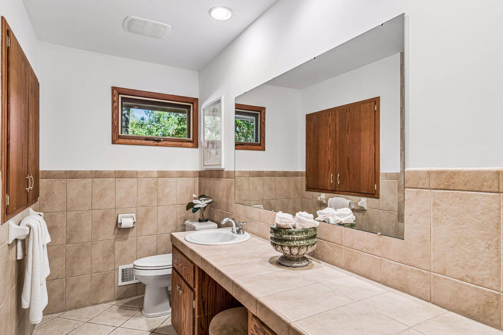 2931 Cedar Knoll Court, Minnetonka, MN 55305 Plenty of counter space in the main full bathroom.
