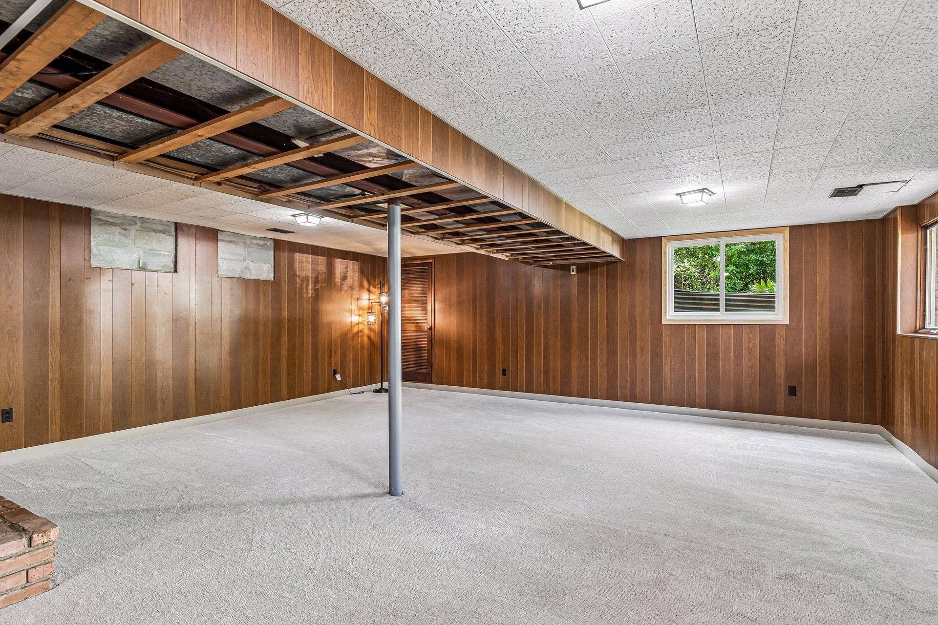 2931 Cedar Knoll Court, Minnetonka, MN 55305 Amusement Room without virtual staging.