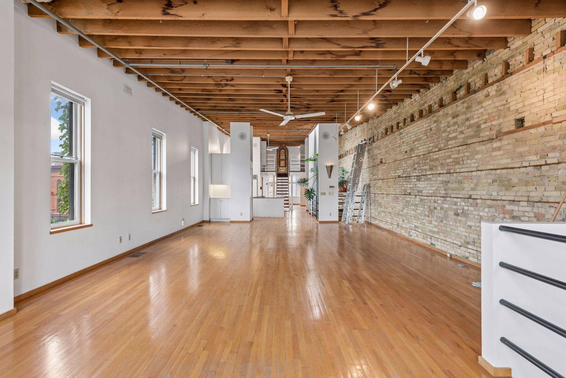 213 1/2 Washington Avenue N, 19, Minneapolis, MN 55401 Level three