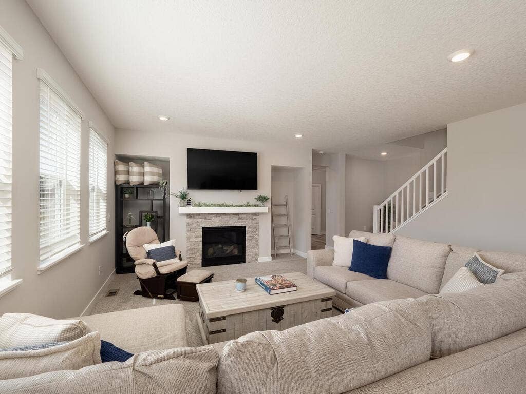 10691 Bent Pine Lane, Woodbury, MN 55129 10691 Bent Pne Ln Woodbury MN 55129 USA-014-001-Living Room-MLS_Size.jpg