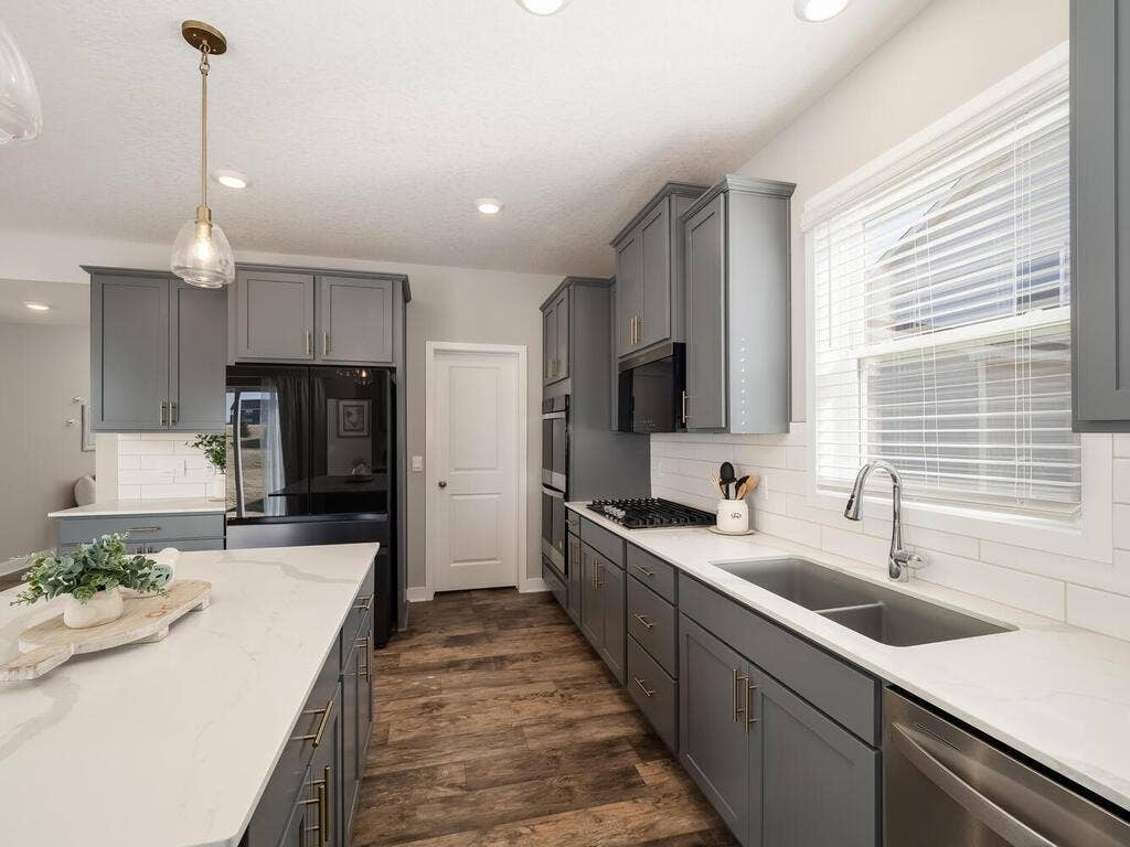 10691 Bent Pine Lane, Woodbury, MN 55129 10691 Bent Pne Ln Woodbury MN 55129 USA-011-015-Kitchen-MLS_Size.jpg