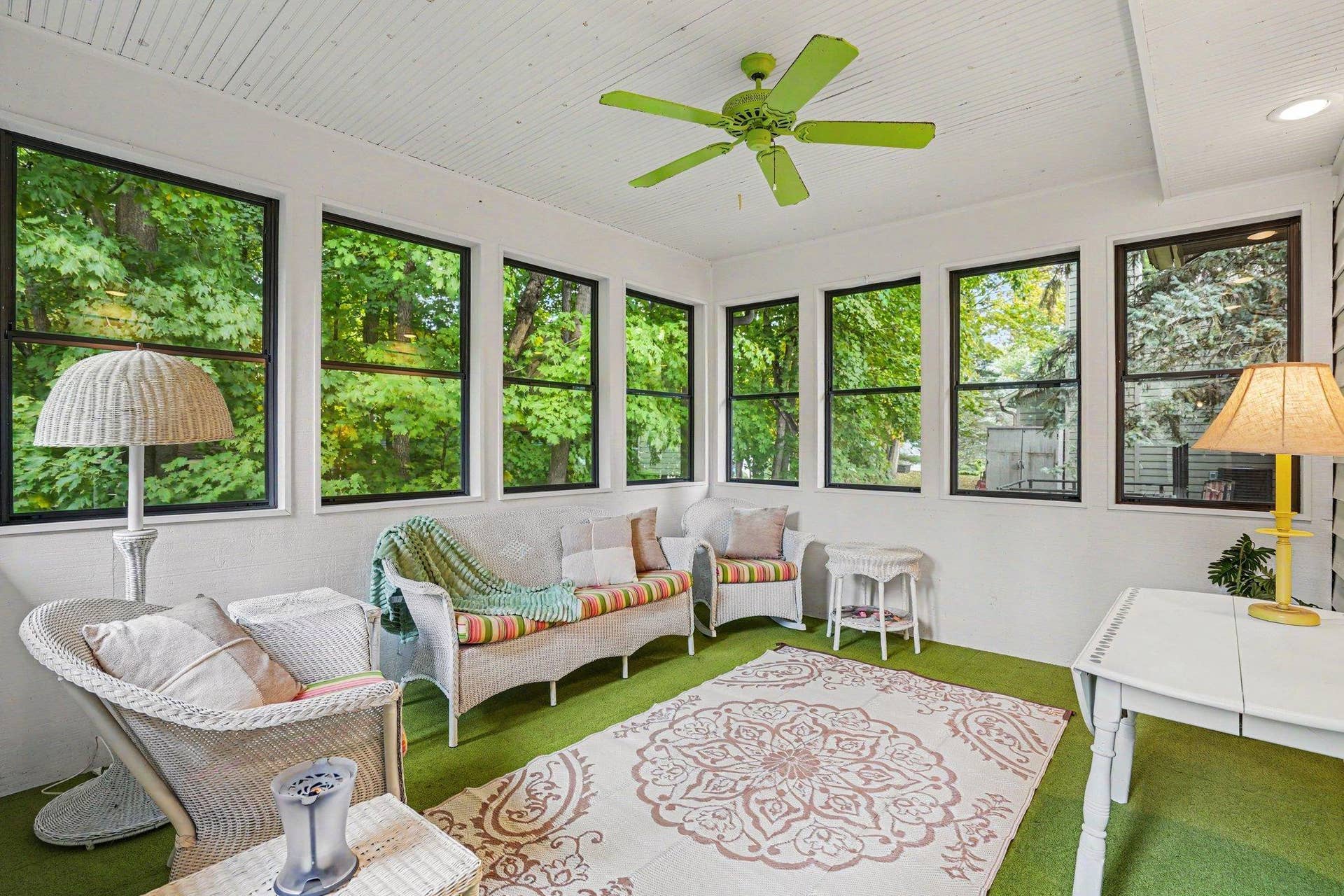 3-season screened sunroom