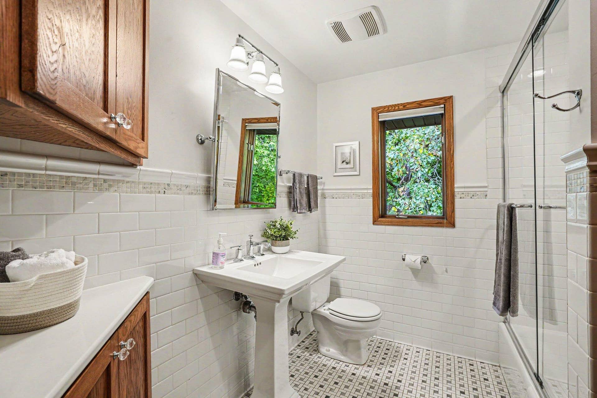 Upper level full bathroom