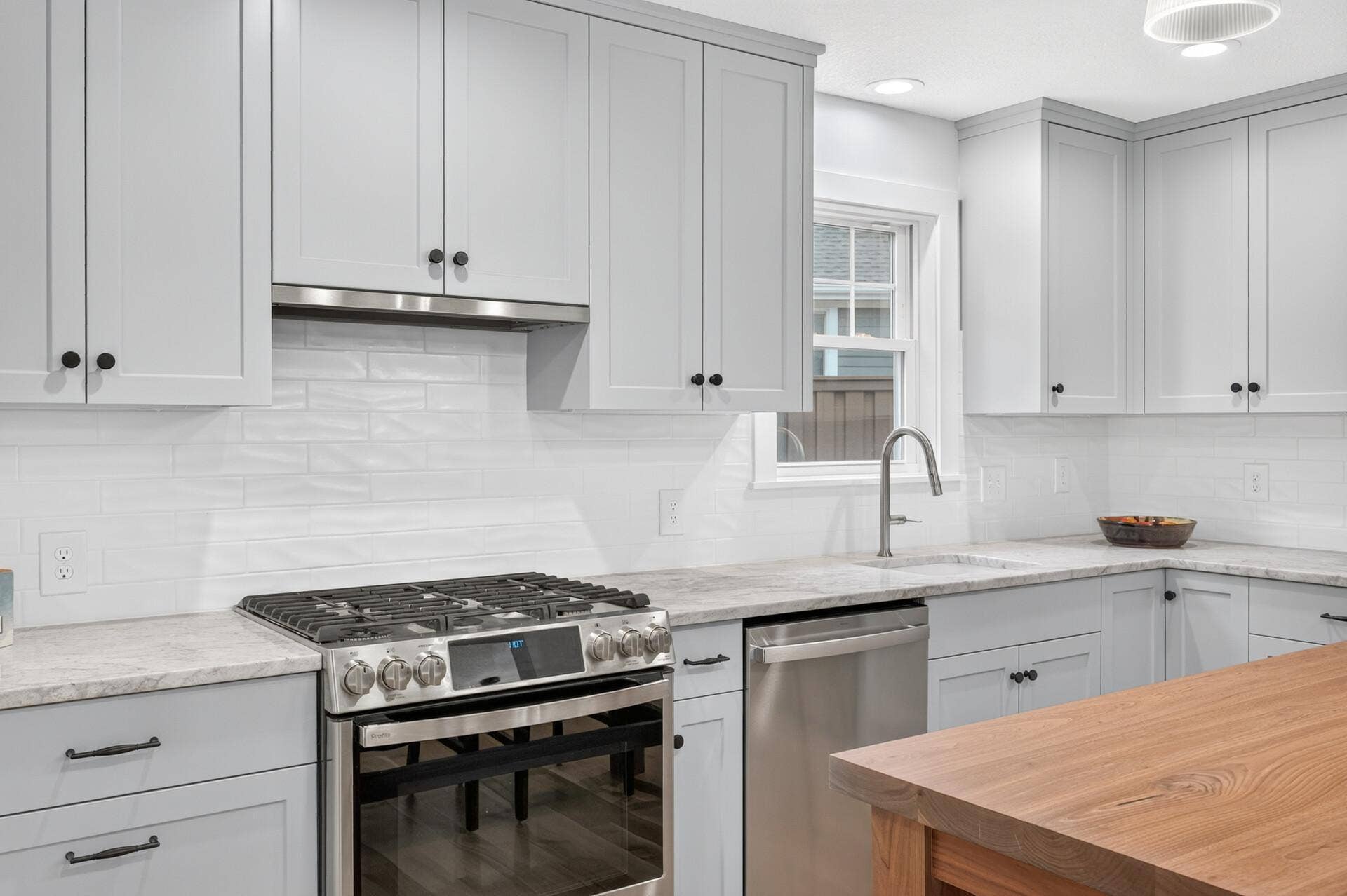 1835 Stillwater Street, White Bear Lake, MN 55110 Notice the tile backsplash and gleaming quartzite counters.