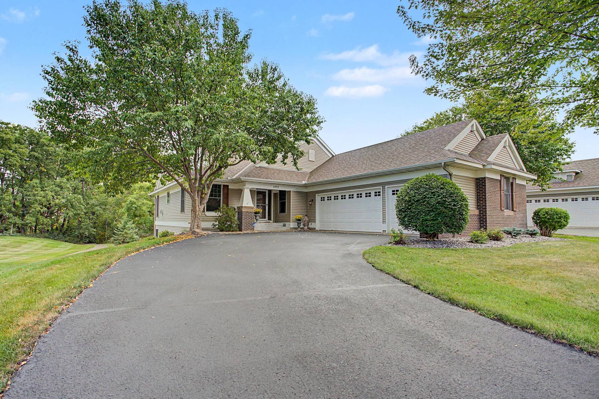 9753 Wedgewood Circle, Woodbury, MN 55125 Welcome Home!