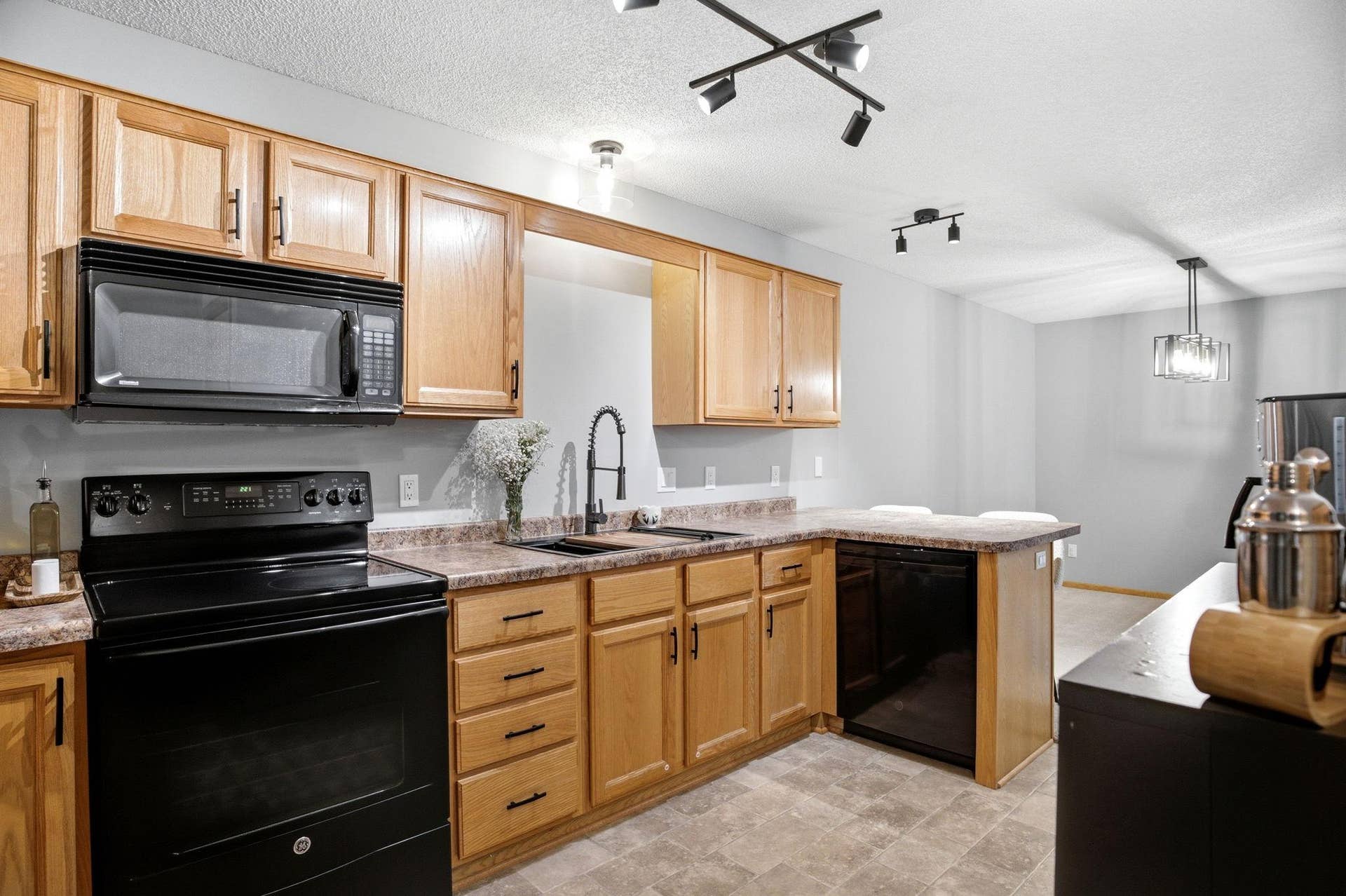 8854 Spring Lane, Woodbury, MN 55125 8854 Spring Lane, Woodbury, MN 55125