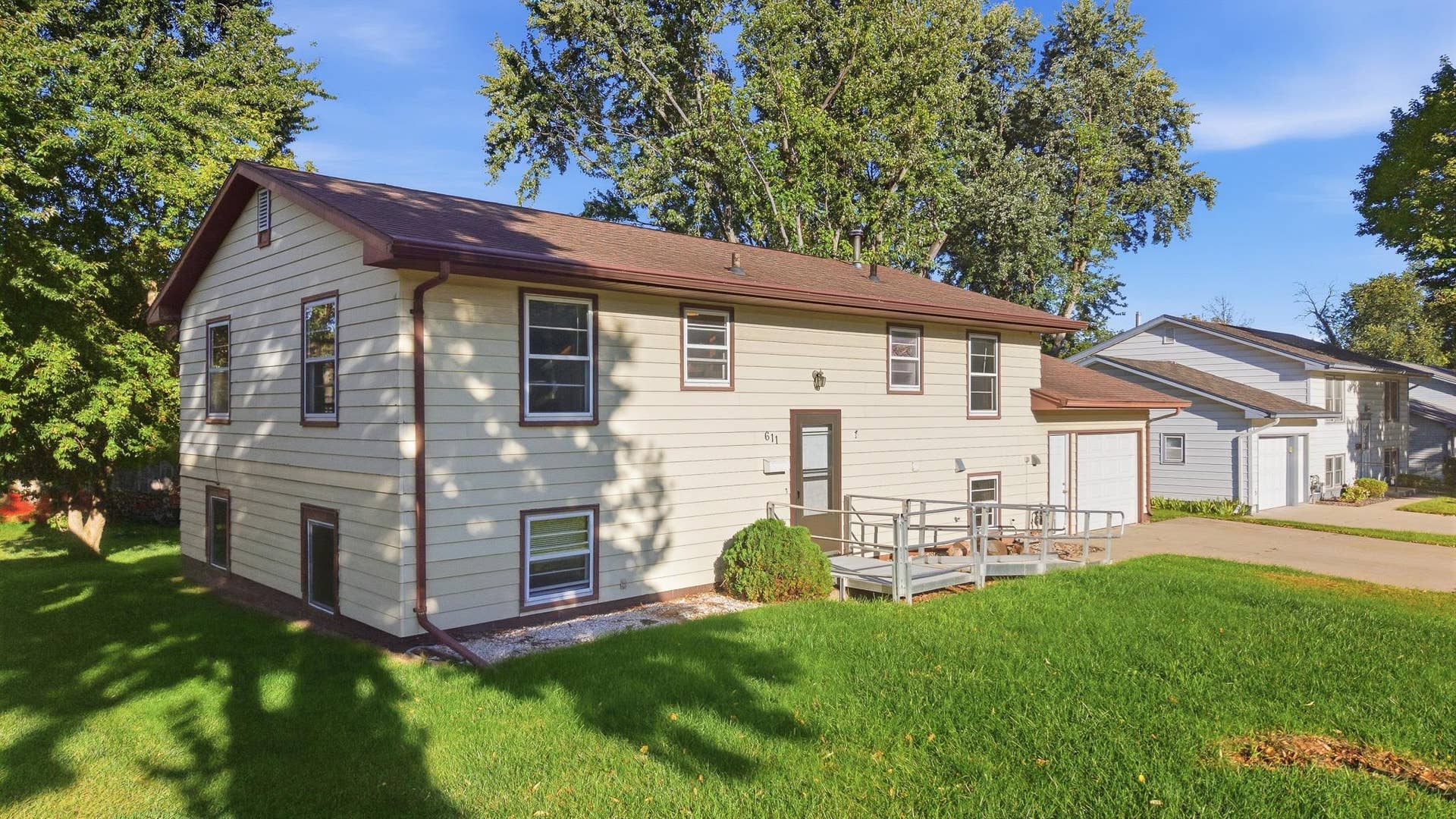 611 James Ave, Mankato, MN 56001 611 James Ave, Mankato, MN 56001