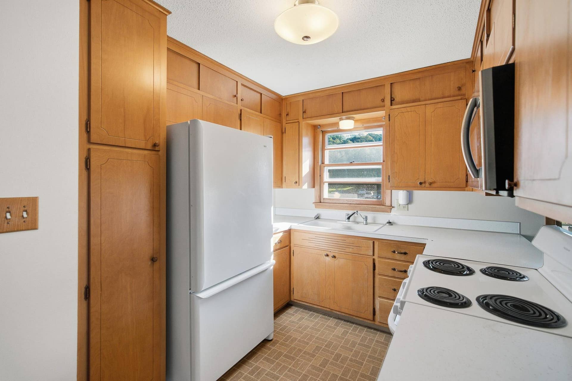 611 James Ave, Mankato, MN 56001 611 James Ave, Mankato, MN 56001