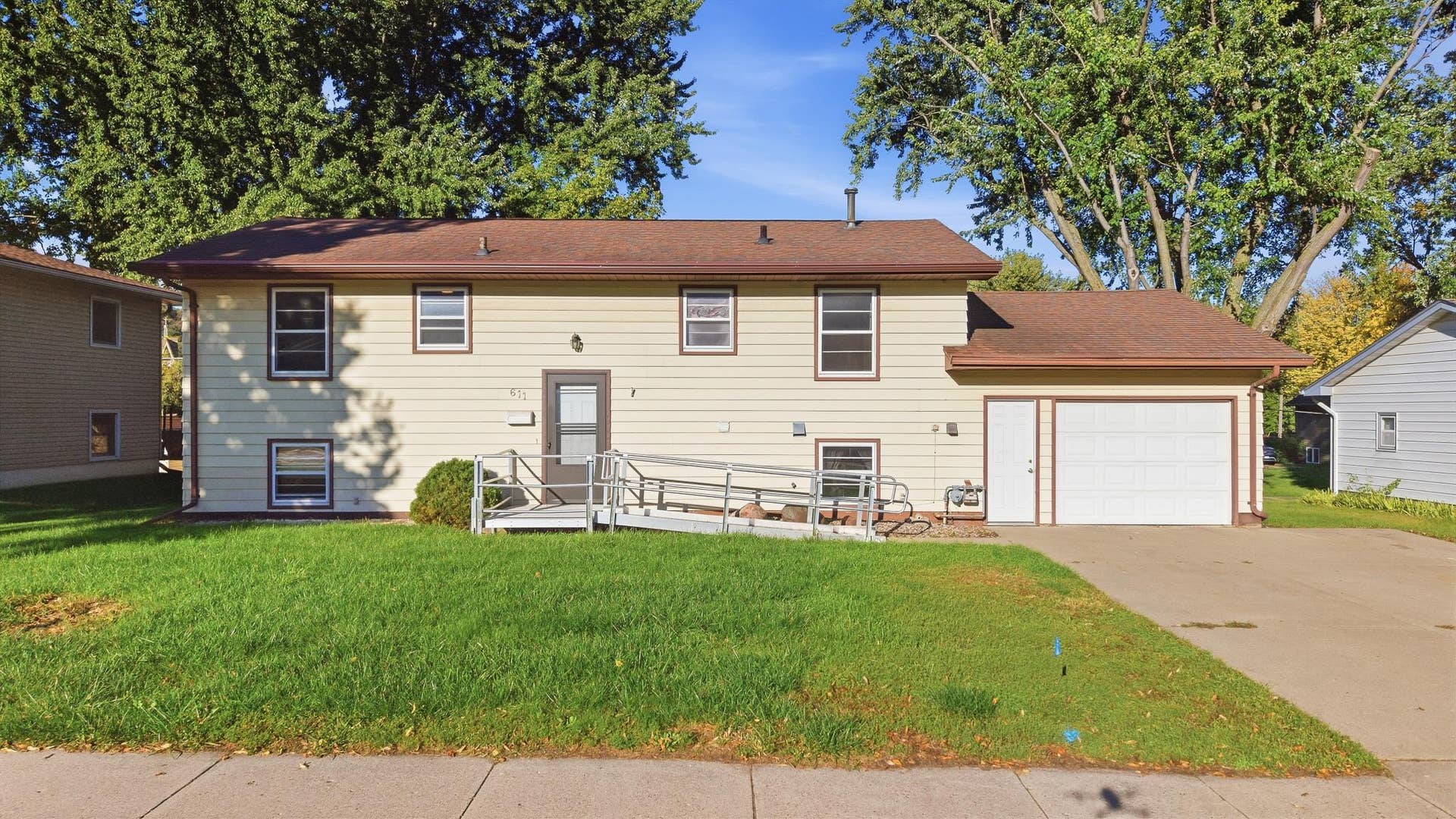 611 James Ave, Mankato, MN 56001 611 James Ave, Mankato, MN 56001
