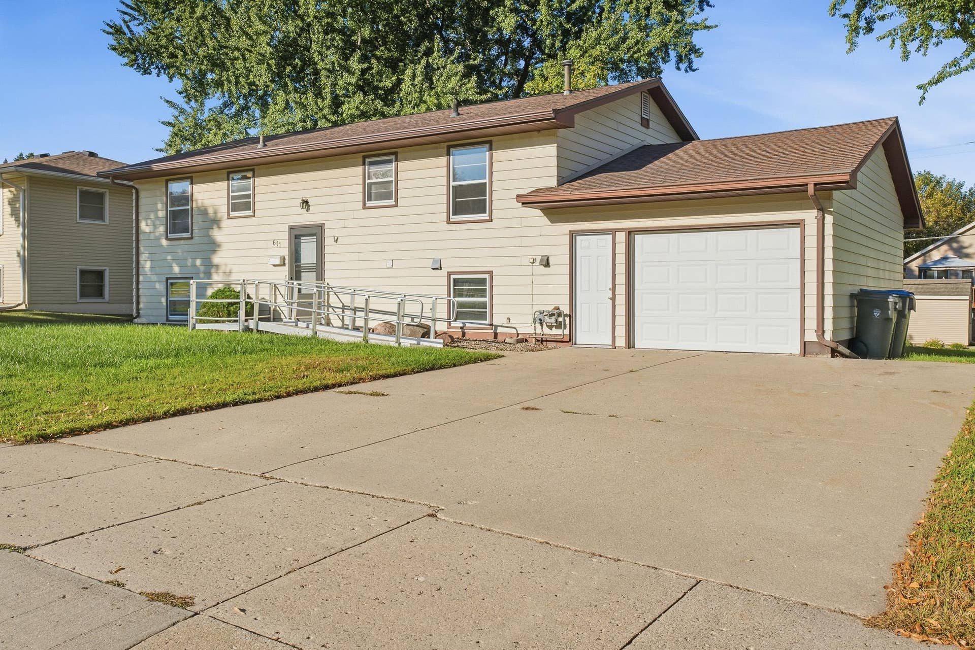 611 James Ave, Mankato, MN 56001 611 James Ave, Mankato, MN 56001