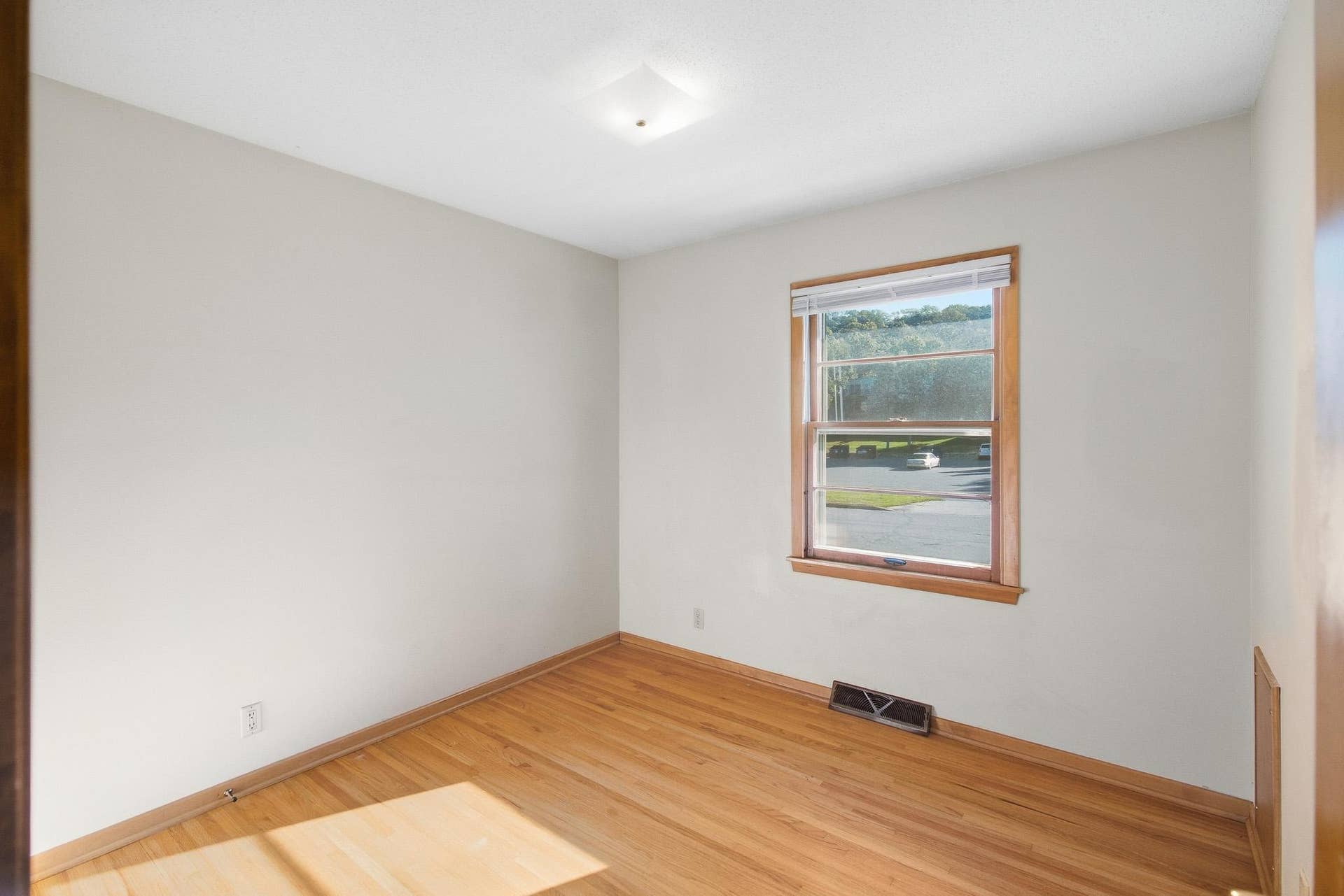 611 James Ave, Mankato, MN 56001 611 James Ave, Mankato, MN 56001