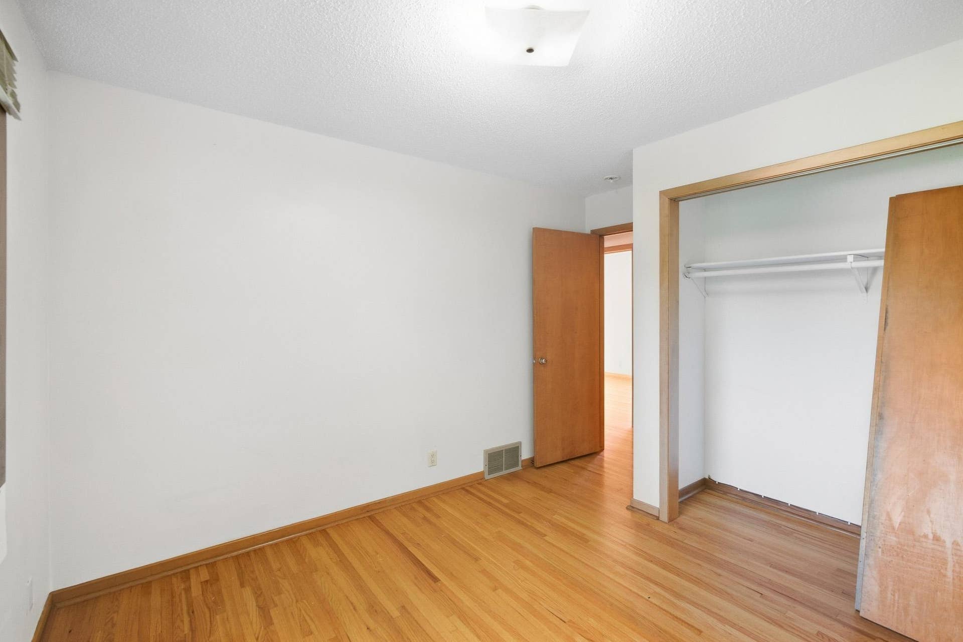 611 James Ave, Mankato, MN 56001 611 James Ave, Mankato, MN 56001