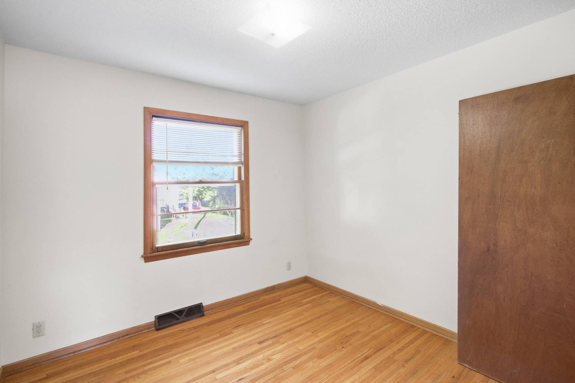 611 James Ave, Mankato, MN 56001 611 James Ave, Mankato, MN 56001