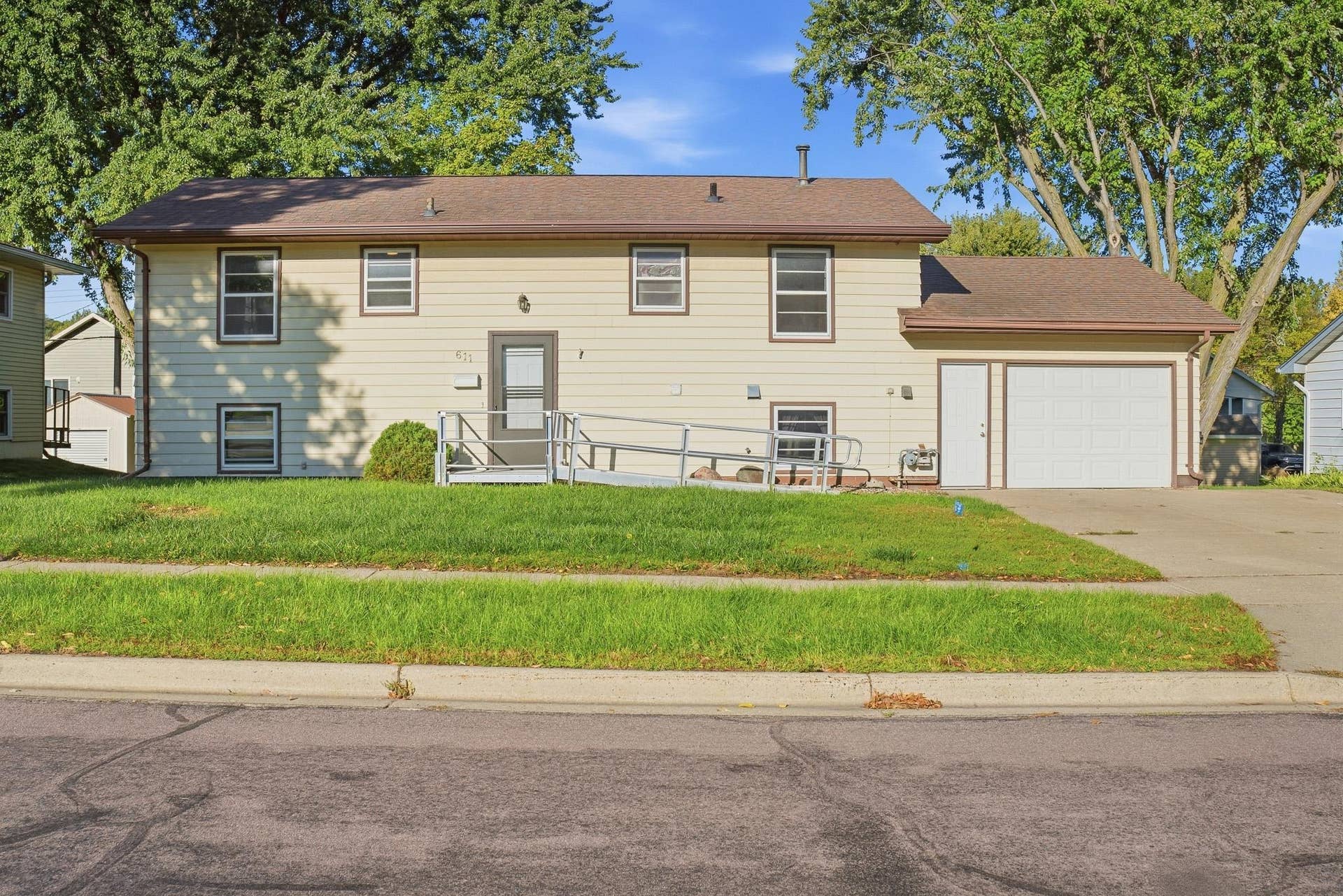 611 James Ave, Mankato, MN 56001 611 James Ave, Mankato, MN 56001