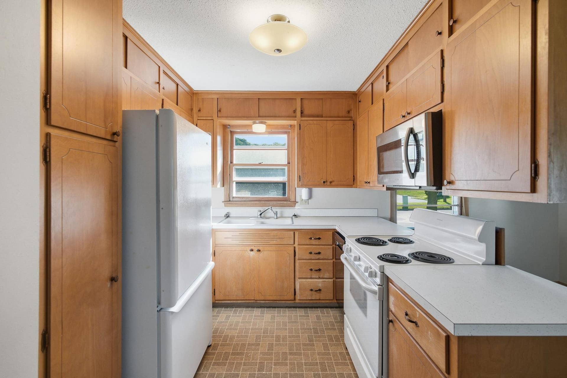 611 James Ave, Mankato, MN 56001 611 James Ave, Mankato, MN 56001