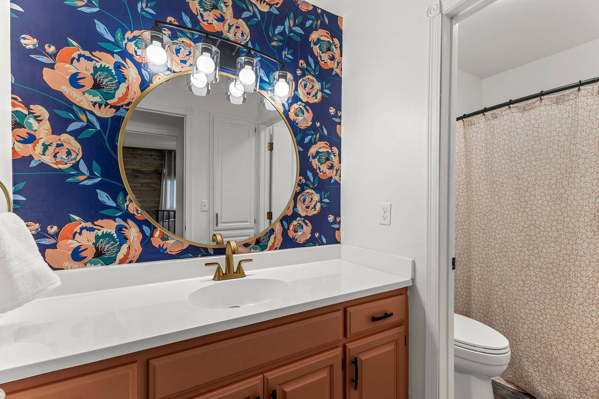 19497 Boston Street NW, Elk River, MN 55330 The upper level full bathroom has a door to separate the toilet and shower.
