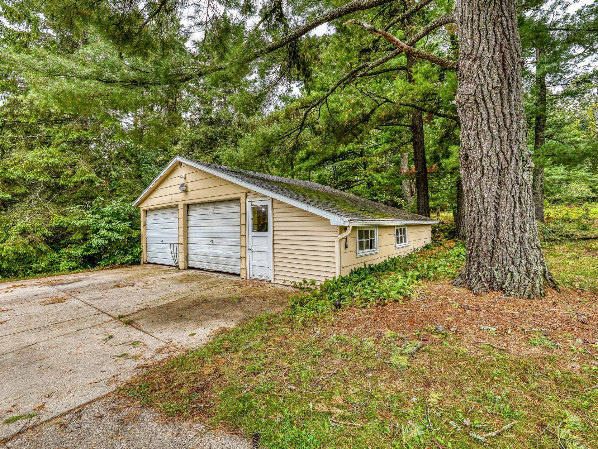 11081 Hillcrest Drive NE, Bemidji, MN 56601 2 Car Garage with Storage
